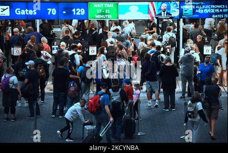 2 janvier 2022 - Orlando, Floride, États-Unis - les voyageurs attendent dans la file d'attente à un point de contrôle de sécurité de la TSA à l'aéroport international d'Orlando sur 2 janvier 2022 à Orlando, en Floride. Le voyage de vacances a été frappé par des milliers de vols annulés et retardés aux États-Unis, causés par le mauvais temps et les pénuries d'équipage de conduite en raison de la variante COVID-19 Omicron. (Photo de Paul Hennessy/NurPhoto) Banque D'Images