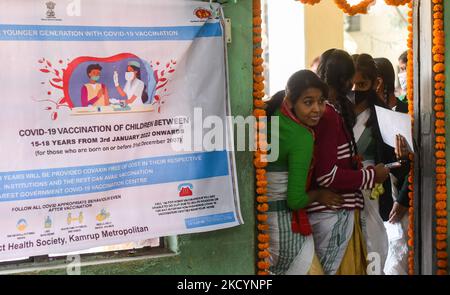 Les élèves en attente de recevoir un vaccin contre LE COVI-19, lors d'une campagne de vaccination pour les personnes du groupe d'âge 15-18 ans dans une école de Guwahati, Assam, Inde sur 3 janvier 2022. L'Inde a détecté plus de 1 700 cas de variante d'Omicron d'une nouvelle infection à coronavirus. (Photo de David Talukdar/NurPhoto) Banque D'Images