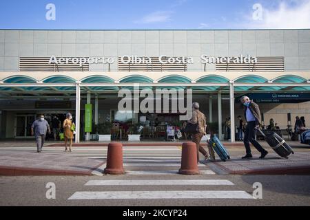 Les voyageurs portant des masques de protection contre Covid-19 et transportant des bagages marchent devant l'entrée de l'aéroport Olbia Costa Smeralda en Sardaigne, Italie sur 1 septembre 2021. (Photo par Emmanuele Contini/NurPhoto) Banque D'Images