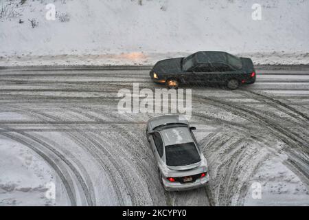 Les conducteurs naviguent avec prudence pendant une tempête de neige hivernale sur une route glissante en Ontario, au Canada, sur 06 février 2008. (Photo de Creative Touch Imaging Ltd./NurPhoto) Banque D'Images