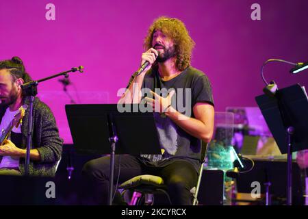 Izal lors d'un concert-bénéfice avec la Banda Sinfonica Municipal de Madrid, au Teatro Real, sur 5 janvier 2022, à Madrid, Espagne. Le groupe musical Izal et le Banda Sinfonica Municipal de Madrid dirigé par le maestro Jan Cober ont Uni leurs forces pour offrir un concert-bénéfice dont les recettes seront reversées à la Banque alimentaire de Madrid. (Photo par Oscar Gonzalez/NurPhoto) Banque D'Images