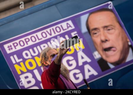 Gianfranco Mascia, chef du mouvement anti-Berlusconi ''Popolo Viola'', participe au présidium de la Piazza Santi Apostoli contre la candidature de Silvio Berlusconi comme président de la République de 4 janvier 2022 à Rome, Italie. (Photo par Andrea Ronchini/NurPhoto) Banque D'Images