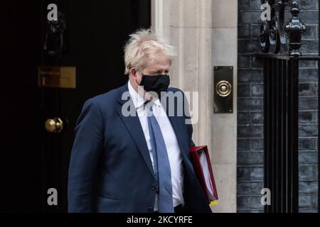 LONDRES, ROYAUME-UNI - le 05 JANVIER 2022 : le Premier ministre britannique Boris Johnson quitte le 10 Downing Street pour les PMQ à la Chambre des communes sur 05 janvier 2022 à Londres, en Angleterre. (Photo de Wiktor Szymanowicz/NurPhoto) Banque D'Images