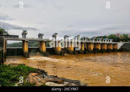 Le barrage de Polgolla (également connu à tort sous le nom de barrage de Polgolla) est un barrage construit sur la rivière Mahaweli à Polgolla, dans la province centrale du Sri Lanka, sur le 04 septembre 2017. Le barrage est utilisé pour augmenter le volume d'eau à transférer à la centrale hydroélectrique d'Ukuwela. La rivière Mahaweli est la plus grande rivière du Sri Lanka. (Photo de Creative Touch Imaging Ltd./NurPhoto) Banque D'Images