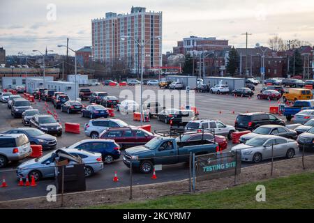 Les automobilistes en attente d'un test rapide COVID-19 sont vus en file d'attente au site de test du drive-in Gravity Diagnostics mercredi, 5 janvier 2022, à Covington, Kentucky, Etats-Unis (photo par Jason Whitman/NurPhoto) Banque D'Images