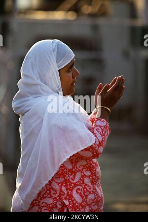 Une femme musulmane effectue des prières du matin à l'extérieur de la mosquée Hazrabal à Srinagar, au Cachemire, en Inde, sur 23 juin 2010. La mosquée a été bloquée par des barbelés au cours d'un couvre-feu à l'échelle de la ville pour empêcher les citoyens de prier, d'organiser et de se rassembler pour tenter de contrer les violences et les manifestations potentielles. (Photo de Creative Touch Imaging Ltd./NurPhoto) Banque D'Images