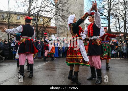 Les danseurs portant des costumes traditionnels populaires prennent part à la procession le Three Kings Day (également appelé Epiphany), pendant la pandémie du coronavirus à Cracovie, en Pologne, le th6 janvier 2022. La parade catholique romaine commémore la visite biblique des trois Magi, connus sous le nom de trois Sages, à Jésus peu après sa naissance. (Photo de Beata Zawrzel/NurPhoto) Banque D'Images