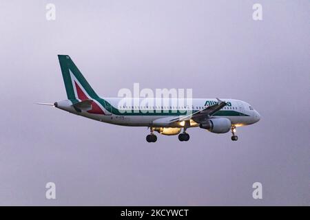 ATI Airways Airbus A320 tel qu'observé lors de l'approche finale de vol et d'atterrissage à l'aéroport d'Amsterdam Schiphol AMS EHAM. L'avion qui arrive a l'enregistrement EI-DTK et l'ancienne décoration de peinture d'Alitalia. ITA Airways -Italia Trasporto Aereo est le porte-drapeau italien détenu par l'État en tant que successeur d'Alitalia qui a commencé ses activités le 15 octobre 2021 et qui est entièrement détenu par le gouvernement italien par l'intermédiaire de son ministère de l'économie et des finances. ITA est membre du groupe de l'alliance aérienne SkyTeam. L'industrie de l'aviation et le trafic de passagers sont en phase avec le coronavirus pande Covid-19 Banque D'Images