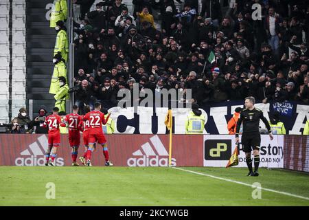 Napoli forteen Dries Mertens (14) célèbre avec ses coéquipiers après avoir marquant son but du faire 0-1 pendant la série Un match de football n.20 JUVENTUS - NAPOLI sur 06 janvier 2022 au stade Allianz à Turin, Piémont, Italie. (Photo de Matteo Bottanelli/NurPhoto) Banque D'Images