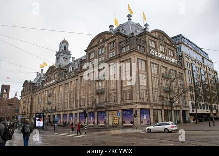 Le grand magasin de Bijenkorf a fermé ses portes à Amsterdam pendant le confinement. Calme, presque déserté de la population locale et des rues de touristes d'Amsterdam pendant le confinement dans la capitale néerlandaise avec des magasins et des magasins apparaissant avec fermé avec le volet de métal de rouleau, les cafés, les bars et les restaurants également fermés avec des tables et des chaises des terrasses fermées. Les pays-Bas ont été la première nation européenne à déclarer un verrouillage complet pour lutter contre la nouvelle variante d'Omicron qui s'intensifie. Après une commande soudaine du gouvernement avant Noël, le pays a fermé tous les magasins, cafés, restaurants, bars non essentiels, g Banque D'Images