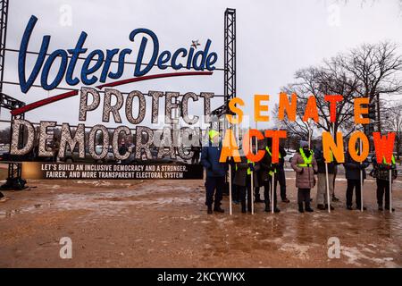 Les bénévoles affichent des panneaux exhortant le Sénat à protéger le droit de vote lors d'une veillée aux chandelles en souvenir de l'insurrection de 6 janvier. Cet événement est l'un des nombreux événements organisés à l'échelle nationale par 6 janvier Vigils for Democracy. L'organisation et ses partenaires demandent au Congrès d'adopter la loi John Lewis sur l'avancement des droits de vote, la loi sur la liberté de vote, la loi sur la protection de notre démocratie et la loi sur la création d'un État. (Photo d'Allison Bailey/NurPhoto) Banque D'Images
