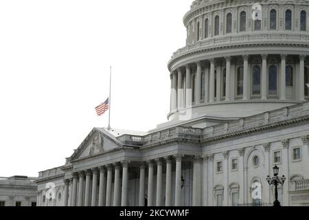 Un drapeau américain vole en Berne au Capitole des États-Unis lors d’une journée de commémoration et d’action à l’occasion de l’anniversaire de l’événement « Halte au rallye » et de la tempête du Capitole des États-Unis, à 6 janvier 2022, à Washington D.C., aux États-Unis. Des vigiles publiques ont eu lieu à DC et dans tout le pays en souvenir du rassemblement pour l’anti-ratification de la victoire du Collège électoral du président Joe Biden sur l’ancien président Donald Trump. Le président Biden ainsi que les législateurs ont prononcé des remarques et tenu un moment de silence sur le plancher de la Chambre des représentants pour ceux qui avaient perdu la vie durant la tempête du Capitole il y a un an. (Photo par Banque D'Images