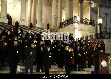 Une veillée a lieu près du Capitole des États-Unis au cours d’une journée de commémoration et d’action à l’occasion du premier anniversaire du « rassemblement Halte au vol » et de la tempête du Capitole des États-Unis, à 6 janvier 2022, à Washington D.C., aux États-Unis. Des vigiles publiques ont eu lieu à DC et dans tout le pays en souvenir du rassemblement pour l’anti-ratification de la victoire du Collège électoral du président Joe Biden sur l’ancien président Donald Trump. Le président Biden ainsi que les législateurs ont prononcé des remarques et tenu un moment de silence sur le plancher de la Chambre des représentants pour ceux qui avaient perdu la vie durant la tempête du Capitole il y a un an. (Photo de John Lam Banque D'Images