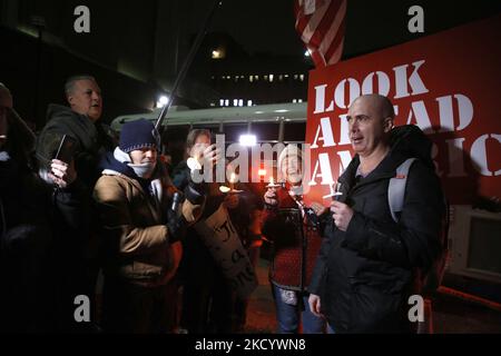 Les gens tiennent une veillée parrainée par « look Ahead America » à l'extérieur du centre de détention de DC, affirmant que les personnes accusées de l'attaque de 6 janvier ,2021 sont traitées injustement contre 6 janvier 2022 à Washington DC, États-Unis des vigiles publiques ont eu lieu à DC et dans tout le pays en souvenir du rassemblement pour l’anti-ratification de la victoire du Collège électoral du président Joe Biden sur l’ancien président Donald Trump. Le président Biden ainsi que les législateurs ont prononcé des remarques et tenu un moment de silence sur le plancher de la Chambre des représentants pour ceux qui avaient perdu la vie durant la tempête du Capitole il y a un an. (Photo par Banque D'Images