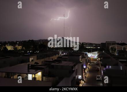 Vue d'un orage dans la région de Lomas Estrella d'Iztapalapa, Mexico, pendant l'urgence sanitaire COVID-19 et le feu vert de circulation épidémiologique dans la capitale. (Photo de Gerardo Vieyra/NurPhoto) Banque D'Images