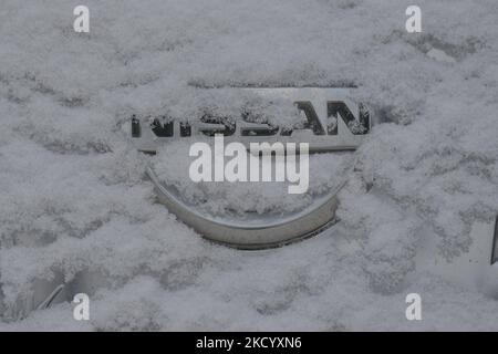 Le logo Nissan est visible sur une voiture Nissan recouverte de neige au centre-ville d'Edmonton. Vendredi, 7 janvier 2022, à Edmonton, en Alberta, Canada. (Photo par Artur Widak/NurPhoto) Banque D'Images