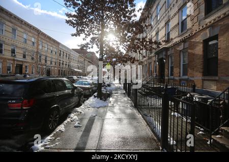 Rue bordée de neige à Astoria Queens, New York, sur 7 janvier 2022. Les résidents et les visiteurs de la ville de New York ont connu la première tempête de neige importante de la saison d'hiver. (Photo de Mohamed Krit/NurPhoto) Banque D'Images