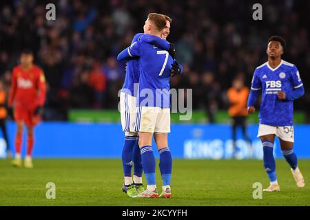 Harvey Barnes, de Leicester City, fête avec James Maddison, de Leicester City, après avoir marquant son troisième but de 3-1 après avoir été vérifié par VAR lors du match de la troisième ronde de la FA Cup entre Leicester City et Watford au King Power Stadium, Leicester, le samedi 8th janvier 2022. (Photo de Jon Hobley/MI News/NurPhoto) Banque D'Images