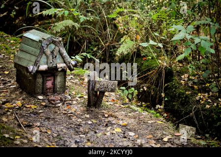 Maisons de fées cachées et portes dans les bois - Brodick Gardens, île d'Arran, Écosse Banque D'Images