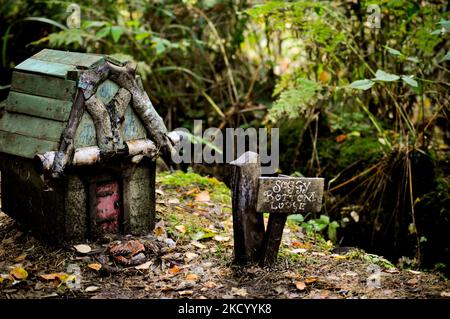 Maisons de fées cachées et portes dans les bois - Brodick Gardens, île d'Arran, Écosse Banque D'Images