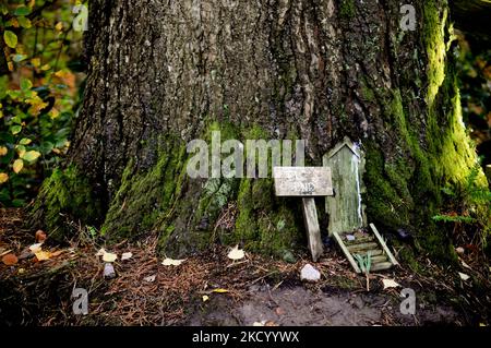 Maisons de fées cachées et portes dans les bois - Brodick Gardens, île d'Arran, Écosse Banque D'Images