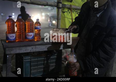 Un vendeur attend des clients en dehors d'une autoroute alors qu'il vend de l'essence en bouteille plastique à Dhaka, au Bangladesh, sur 08 janvier 2021. (Photo de Syed Mahamudur Rahman/NurPhoto) Banque D'Images