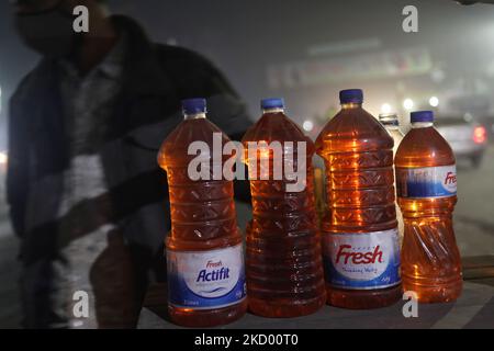 Un vendeur attend des clients en dehors d'une autoroute alors qu'il vend de l'essence en bouteille plastique à Dhaka, au Bangladesh, sur 08 janvier 2021. (Photo de Syed Mahamudur Rahman/NurPhoto) Banque D'Images