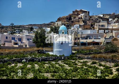 Raisins cultivés par une petite église dans le village d'Akrotiri sur l'île de Santorini, Grèce. (Photo de Creative Touch Imaging Ltd./NurPhoto) Banque D'Images