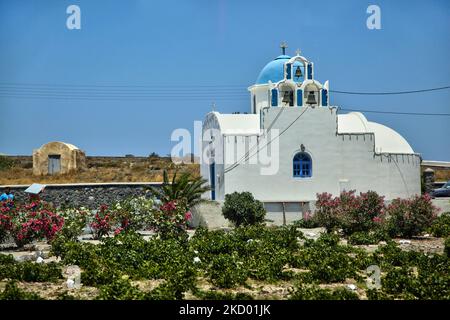 Raisins cultivés par une petite église dans le village d'Akrotiri sur l'île de Santorini, Grèce. (Photo de Creative Touch Imaging Ltd./NurPhoto) Banque D'Images