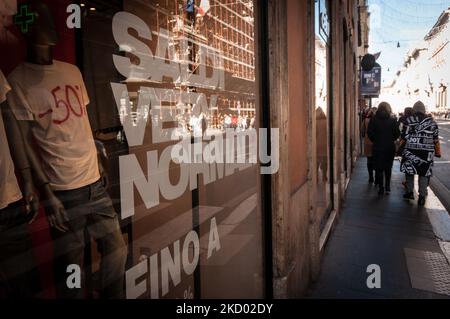 Peu de gens à la saison des ventes d'hiver, à Rome, en Italie, sur 8 janvier 2022. (Photo par Andrea Ronchini/NurPhoto) Banque D'Images