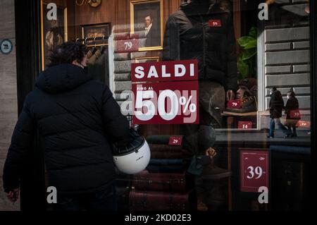 Peu de gens à la saison des ventes d'hiver, à Rome, en Italie, sur 8 janvier 2022. (Photo par Andrea Ronchini/NurPhoto) Banque D'Images