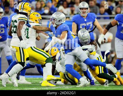 Amon-Ra St. Brown, grand receveur des Lions de Detroit (14), maintient la ligne contre la sécurité gratuite des Green Bay Packers Darnell Savage (26) lors d'un match de football de la NFL entre les Detroit Lions et les Green Bay Packers à Detroit, Michigan, États-Unis, dimanche, 9 janvier 2022. (Photo par Amy Lemus/NurPhoto) Banque D'Images