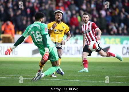 Le gardien de but de Sheffield United, Wes Foderingham (à gauche), bat Adama Traore (à droite) de Wolverhampton Wanderers au ballon lors du match de la FA Cup entre Wolverhampton Wanderers et Sheffield United à Molineux, Wolverhampton, le dimanche 9th janvier 2022. (Photo de Kieran Riley/MI News/NurPhoto) Banque D'Images