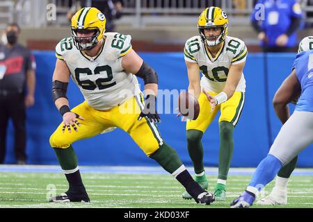 Le quarterback Jordan Love (10) reçoit la photo du centre des Packers de Green Bay Lucas Patrick (62) lors d'un match de football NFL entre les Lions de Detroit et les Packers de Green Bay à Detroit, Michigan, États-Unis, dimanche, 9 janvier 2022. (Photo par Amy Lemus/NurPhoto) Banque D'Images