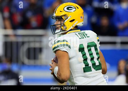 Le quarterback Jordan Love (10) de Green Bay Packers regarde passer le ballon lors d'un match de football NFL entre les Detroit Lions et les Green Bay Packers à Detroit, Michigan, États-Unis, dimanche, 9 janvier 2022. (Photo par Amy Lemus/NurPhoto) Banque D'Images