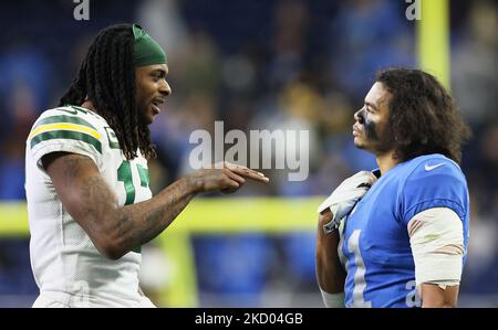 Davante Adams (17) et Kalif Raymond (11), grand receveur de Green Bay Packers, discutent sur le terrain à la fin d'un match de football de la NFL entre les Detroit Lions et les Green Bay Packers à Detroit, Michigan, États-Unis, dimanche, 9 janvier 2022. (Photo par Amy Lemus/NurPhoto) Banque D'Images