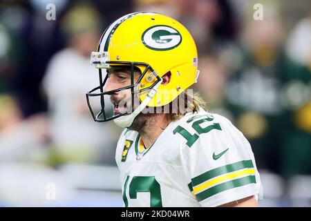 Le quarterback des Green Bay Packers Aaron Rodgers (12) se réchauffe avant un match de football de la NFL entre les Detroit Lions et les Green Bay Packers à Detroit, Michigan, États-Unis, dimanche, 9 janvier 2022. (Photo par Amy Lemus/NurPhoto) Banque D'Images