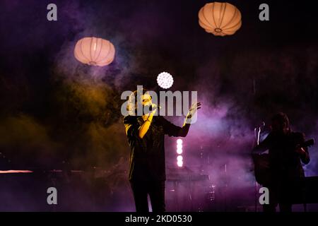 Michele Bravi se produit en direct au Teatro Degli Arcimboldi sur 19 décembre 2021 à Milan, en Italie. (Photo par Alessandro Bremec/NurPhoto) Banque D'Images