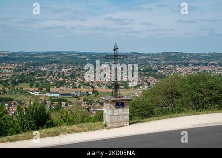 Vue panoramique sur Villeneuve-sur-Lot de Pujols, Lot-et-Garonne, France. Historique Le village fortifié forteresse de Pujols est maintenant membre de "Les Plus Beaux Villages de France' association. Banque D'Images