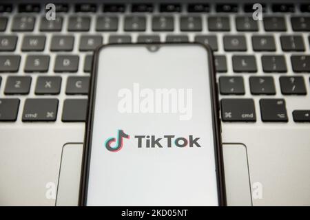 Dans cette illustration photo, un logo TikTok vu affiché sur un écran de smartphone avec un mot-clé d'ordinateur en arrière-plan à Athènes, Grèce sur 10 janvier 2022. (Photo de Nikolas Kokovovlis/NurPhoto) Banque D'Images