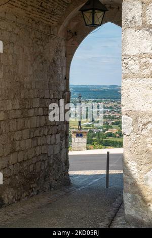 Architecture pittoresque au début de l'été soleil à Pujols, Lot-et-Garonne, France. Ce village historique donne sur Villeneuve sur Lot. Banque D'Images