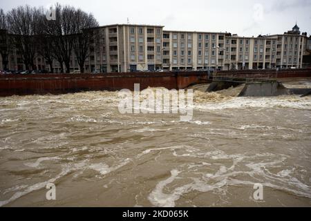 La Garonne lors des inondations. Après plusieurs jours de pluie sans interruption, la Garonne de Toulouse est près de 3,6m au-dessus de sa normale. La dernière fois que la Garonne a inondé tant elle était sur 10 juin 2000. Ses berges de Toulouse sont inondées où il n'y a pas de digue. Toulouse. France. 10 janvier 2022. (Photo d'Alain Pitton/NurPhoto) Banque D'Images