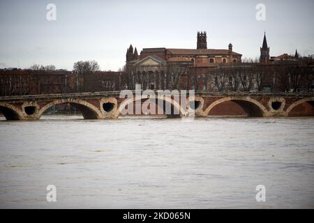 Le Pont-neuf et le bâtiment Beaux-Arts sont vus d'une île sur la Garonne lors des inondations. Après plusieurs jours de pluie sans interruption, la Garonne de Toulouse est près de 3,6m au-dessus de sa normale. La dernière fois que la Garonne a inondé tant elle était sur 10 juin 2000. Ses berges de Toulouse sont inondées où il n'y a pas de digue. Toulouse. France. 10 janvier 2022. (Photo d'Alain Pitton/NurPhoto) Banque D'Images