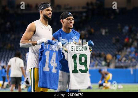 Le grand receveur de Green Bay Packers, Équanimeous St. Brown (19), et le grand receveur des Lions de Detroit, Amon-Ra St. Brown (14), échangent des maillots après un match de football de la NFL à Detroit, Michigan, États-Unis, dimanche, 9 janvier 2022. (Photo de Jorge Lemus/NurPhoto) Banque D'Images