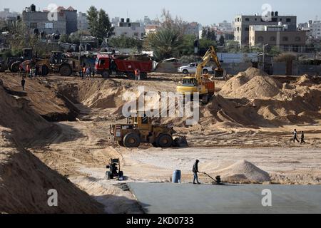 Des machines égyptiennes travaillent sur le site de construction d'un nouveau complexe de logements au nord de la ville de Gaza, sur 11 janvier 2022. - L'Égypte fait de nouveau sentir sa présence dans l'enclave palestinienne voisine, émergeant en tant que bienfaiteur clé à la suite de la dernière série de combats entre le Hamas et Israël en mai (photo de Majdi Fathi/NurPhoto) Banque D'Images