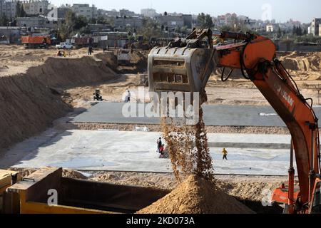 Des machines égyptiennes travaillent sur le site de construction d'un nouveau complexe de logements au nord de la ville de Gaza, sur 11 janvier 2022. - L'Égypte fait de nouveau sentir sa présence dans l'enclave palestinienne voisine, émergeant en tant que bienfaiteur clé à la suite de la dernière série de combats entre le Hamas et Israël en mai (photo de Majdi Fathi/NurPhoto) Banque D'Images