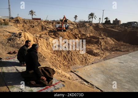 Des machines égyptiennes travaillent sur le site de construction d'un nouveau complexe de logements au nord de la ville de Gaza, sur 11 janvier 2022. - L'Égypte fait de nouveau sentir sa présence dans l'enclave palestinienne voisine, émergeant en tant que bienfaiteur clé à la suite de la dernière série de combats entre le Hamas et Israël en mai (photo de Majdi Fathi/NurPhoto) Banque D'Images