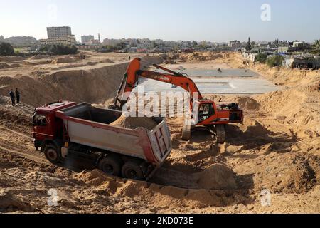 Des machines égyptiennes travaillent sur le site de construction d'un nouveau complexe de logements au nord de la ville de Gaza, sur 11 janvier 2022. - L'Égypte fait de nouveau sentir sa présence dans l'enclave palestinienne voisine, émergeant en tant que bienfaiteur clé à la suite de la dernière série de combats entre le Hamas et Israël en mai (photo de Majdi Fathi/NurPhoto) Banque D'Images