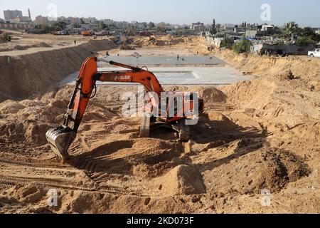 Des machines égyptiennes travaillent sur le site de construction d'un nouveau complexe de logements au nord de la ville de Gaza, sur 11 janvier 2022. - L'Égypte fait de nouveau sentir sa présence dans l'enclave palestinienne voisine, émergeant en tant que bienfaiteur clé à la suite de la dernière série de combats entre le Hamas et Israël en mai (photo de Majdi Fathi/NurPhoto) Banque D'Images