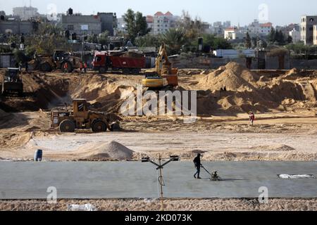 Des machines égyptiennes travaillent sur le site de construction d'un nouveau complexe de logements au nord de la ville de Gaza, sur 11 janvier 2022. - L'Égypte fait de nouveau sentir sa présence dans l'enclave palestinienne voisine, émergeant en tant que bienfaiteur clé à la suite de la dernière série de combats entre le Hamas et Israël en mai (photo de Majdi Fathi/NurPhoto) Banque D'Images